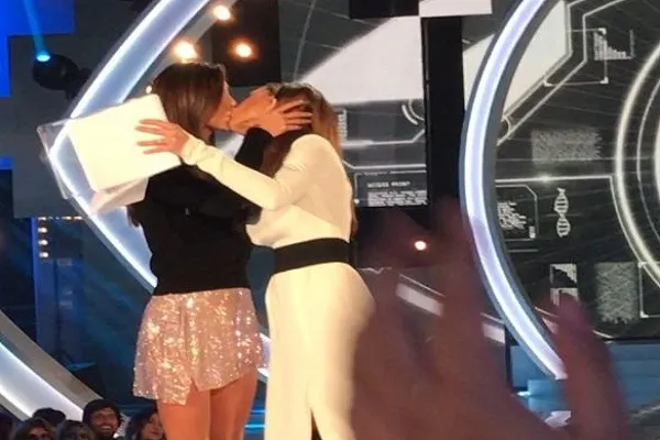 Bacio saffico in diretta prima serata tra Ilary Blasi e Belen Rodriguez al Grande Fratello VIP