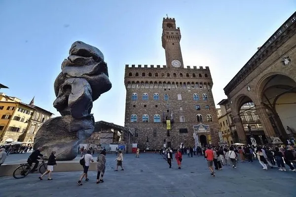 Firenze, polemica per statua Urs Fischer in Piazza della Signoria: creta o escremento?