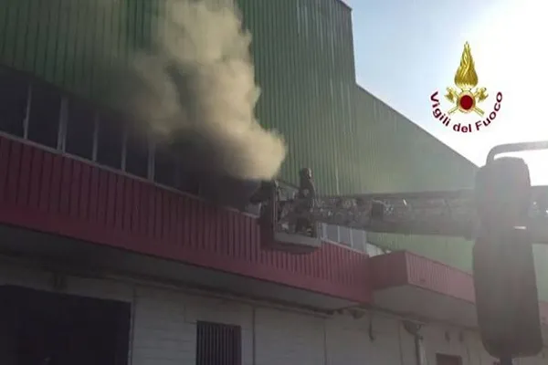 Incendio ex fabbrica di Trezzano sul Naviglio è allarme amianto: scuole chiuse