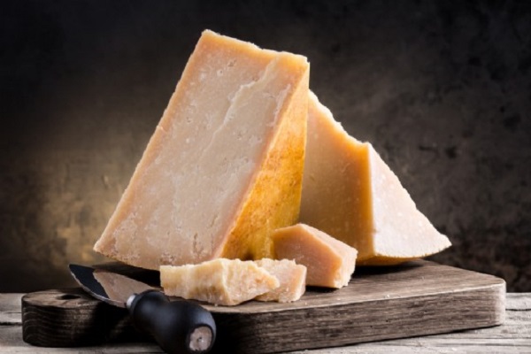 Parmigiano Reggiano falso, come riconoscere i formaggi contraffatti?