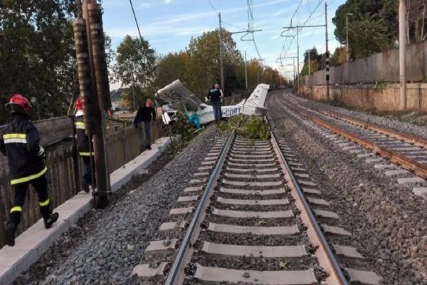 Roma, aereo turistico precipita sui binari, nessuna notizia dei passeggeri