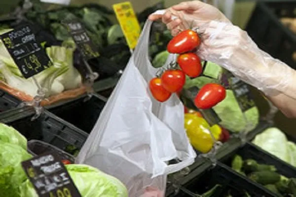 Tassa sulla spesa, sacchetti ultraleggeri ortofrutta diventano a pagamento