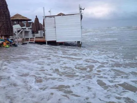 Maltempo Abruzzo oggi, codice rosso: danni e allagamenti tra Chieti, Pescara e Teramo