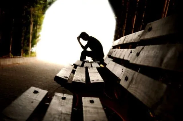 Solitudine, sofferenza pari a un dolore fisico: come difenderci