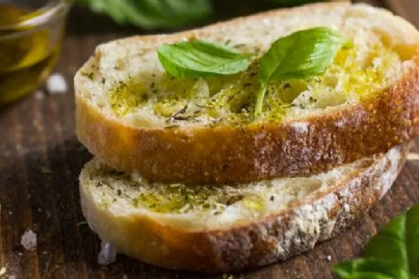 Pane e olio, merenda salutare: perché fa bene?