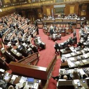 Manovra di Governo: seggiolino anti abbandono e divieto cellulare alla guida possono aspettare