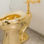 Trump, il Guggenheim gli offre in prestito il WC d’oro di Cattelan
