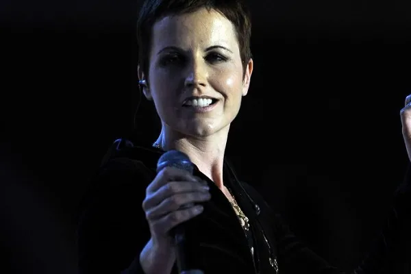 Morta Dolores O’Riordan: addio alla voce del gruppo The Cranberries