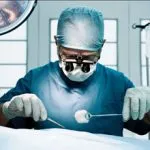 Chirurgo inglese incide le sue iniziali sui fegati dei pazienti, condannato