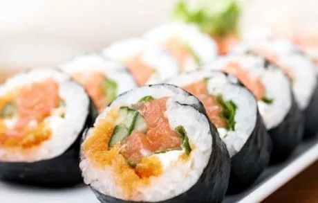 Sushi tutti i giorni: si forma una tenia di quasi 2 metri nello stomaco
