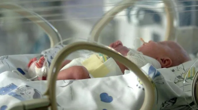 Antibiotico salva bimba neonata da una malattia rarissima, primo caso al mondo