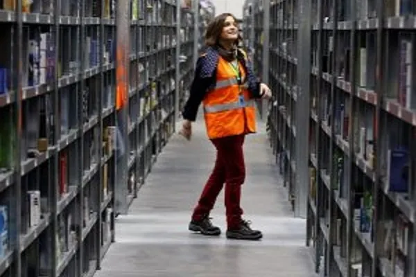 Braccialetti elettronici ai lavoratori Amazon, è polemica