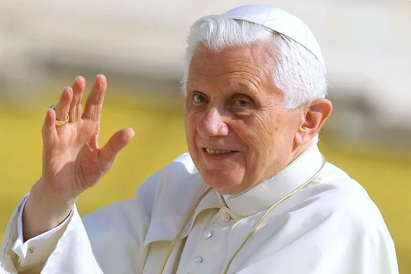 Papa Ratzinger: malattia paralizzante gli sta portando via la vita, parola del fratello Georg