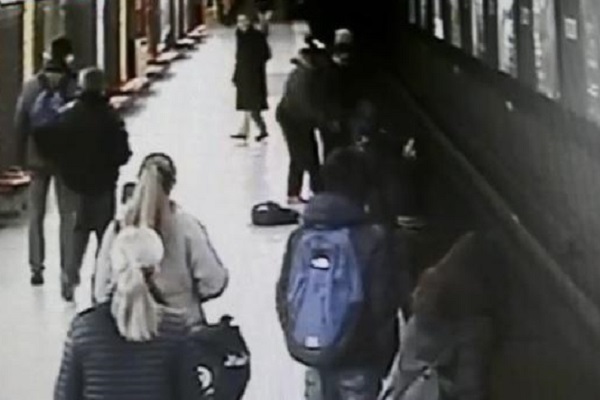L'eroe della metropolitana di Milano, video virale sul web