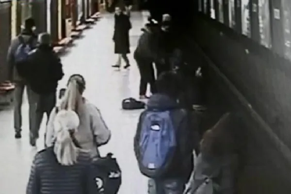 L’eroe della metropolitana di Milano, video virale sul web