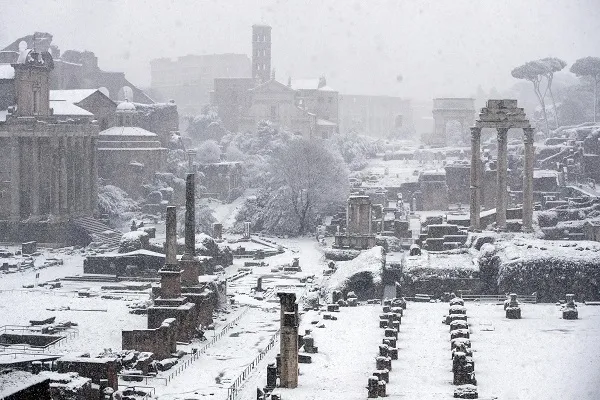 Ondata di freddo in Italia, neve a Napoli e Roma