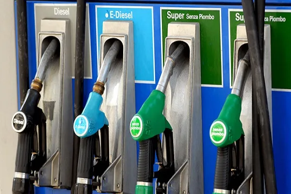 Prezzi carburanti tempo reale oggi: ribassi Gpl, fermi Diesel e Benzina