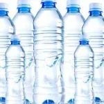 L’Europa dice no alle bottiglie di plastica, meglio bere acqua corrente