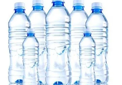 L’Europa dice no alle bottiglie di plastica, meglio bere acqua corrente
