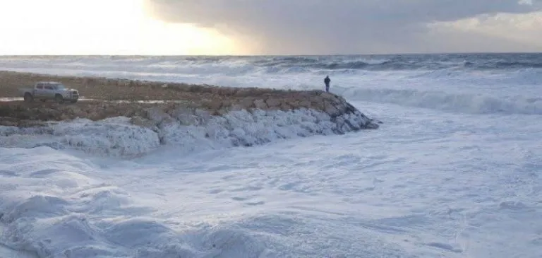 Libano, incantevole spettacolo paesaggistico: il mare ricoperto di schiuma