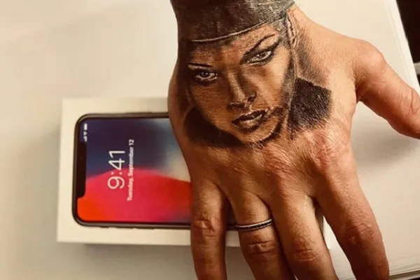 Fabrizio Corona tatuaggio: dedica d’amore per la fidanzata