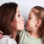 Niente baci in bocca ai bambini, alto rischio infezioni