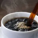 Tre tazzine di caffè al giorno salvano il cuore