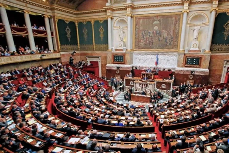 Francia, pronta la legge contro gli importuni in strada alle donne