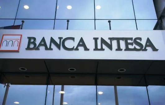 Banca Intesa, martellate e graffiti contro la porta blindata