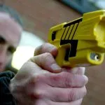 Pistola taser, in Italia le forze dell’ordine testano una nuova arma di protezione