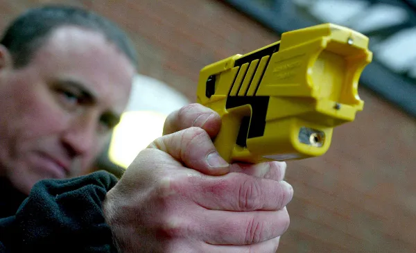 Pistola taser, in Italia le forze dell’ordine testano una nuova arma di protezione