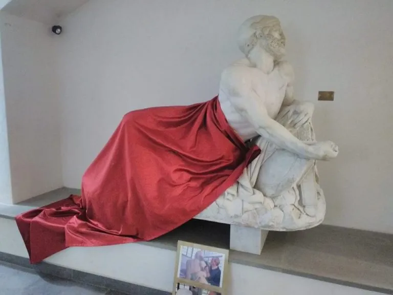 Savona: statua di Epaminonda coperta perchè offende i musulmani