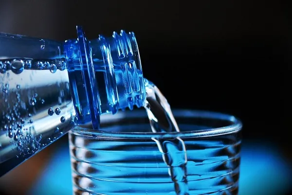 Bere acqua accorcia la vita di 30 minuti ogni bicchiere?