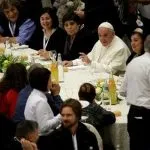 Papa Francesco regala gelati ai poveri per San Giorgio