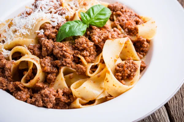 Vegana minaccia la madre con coltello perché cucina il ragù