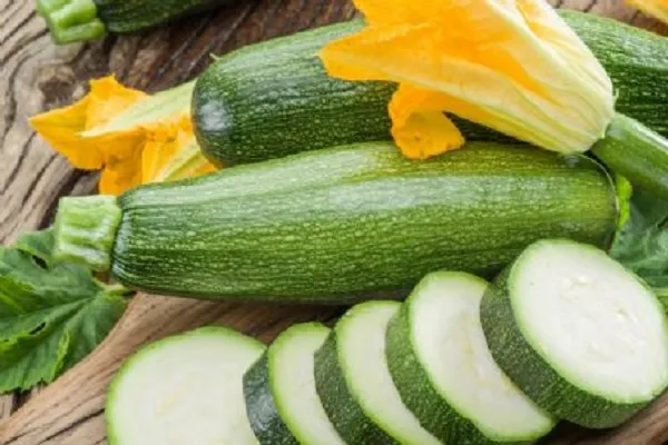 Mangiano zuppa di zucca e zucchine e diventano calve