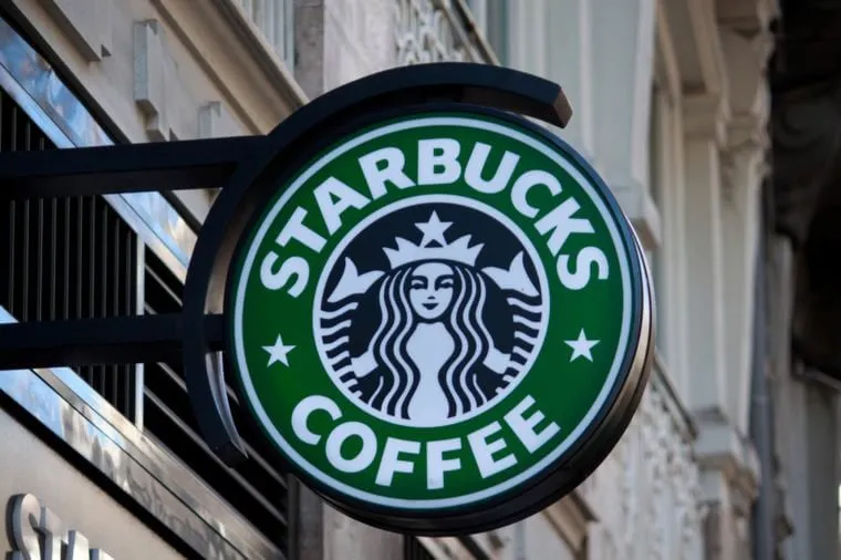 Starbucks crolla in Borsa: annunciata la chiusura di 150 caffetterie