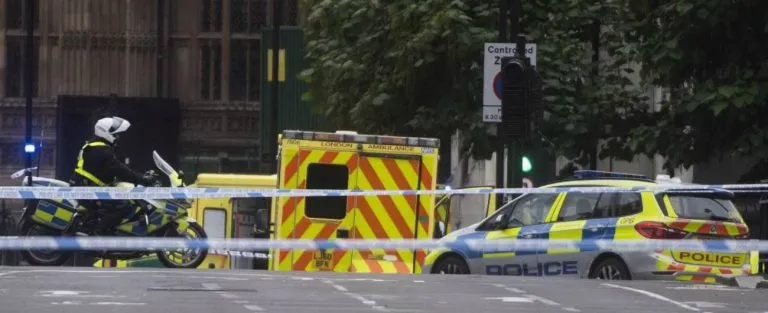 Londra, auto si schianta contro Parlamento