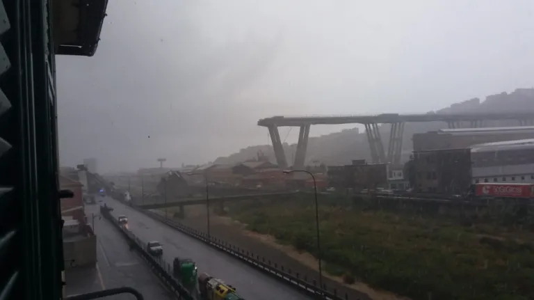 Genova, crollo del ponte Morandi dell’autostrada A10: almeno 22 morti