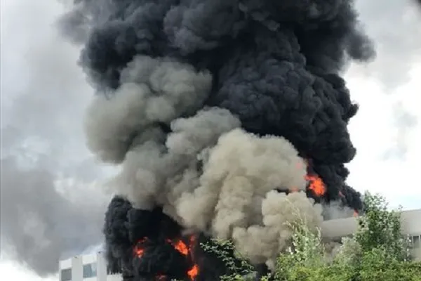 Allarme Versilia dopo incendio in capannone a Pietrasanta