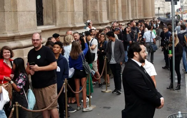 Starbucks Milano: terzo giorno consecutivo di code