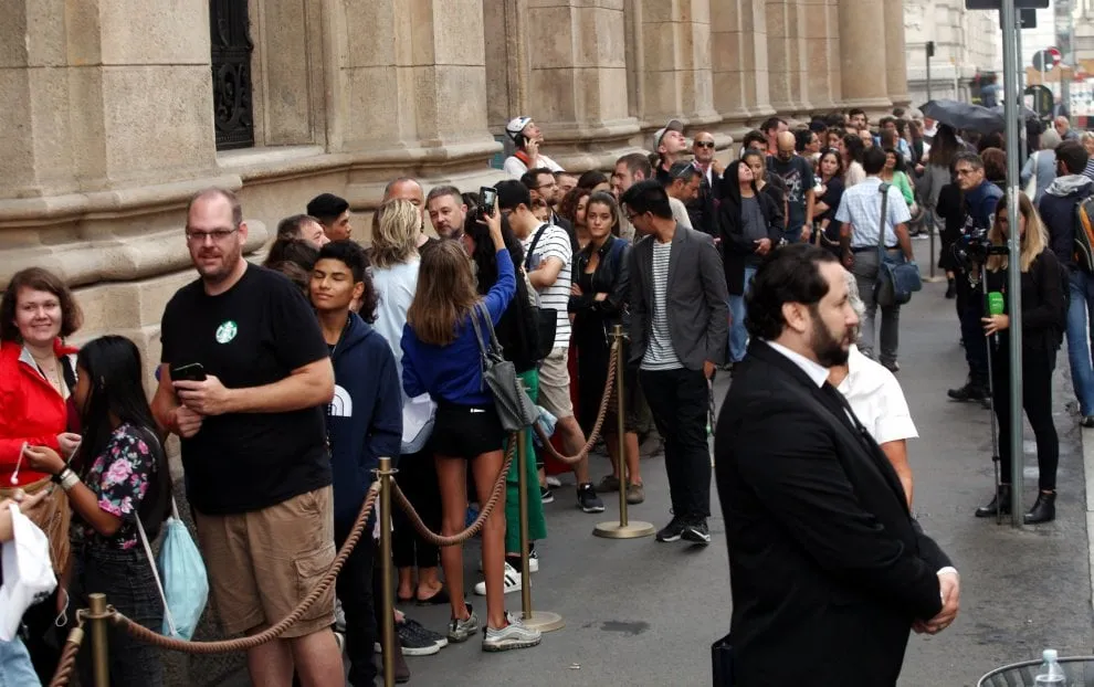 Starbucks Milano: terzo giorno consecutivo di code