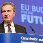 Oettinger, l’Italia vuole distruggere l’Unione Europea