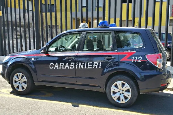 Correggio: mamma abbandona figlio in auto e va a rubare