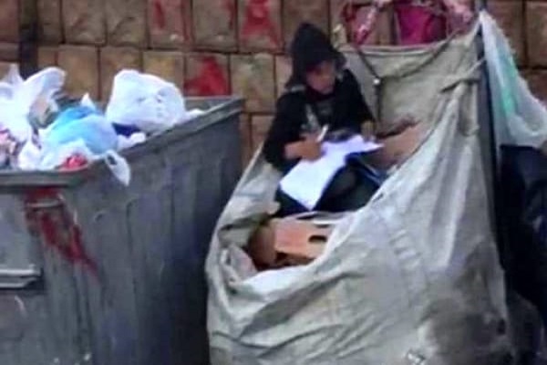 Profuga siriana studia nel cassonetto, interviene il Ministero