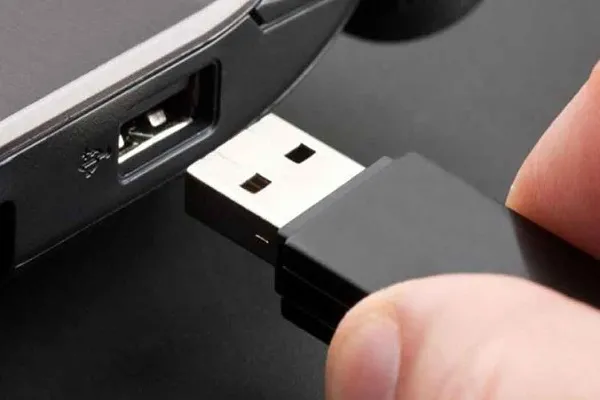 Chiavetta USB esplode, ferito ispettore della Polizia a Trapani