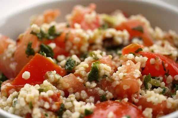 Milano, maiale esce dalla mensa scolastica: arriva il cous cous