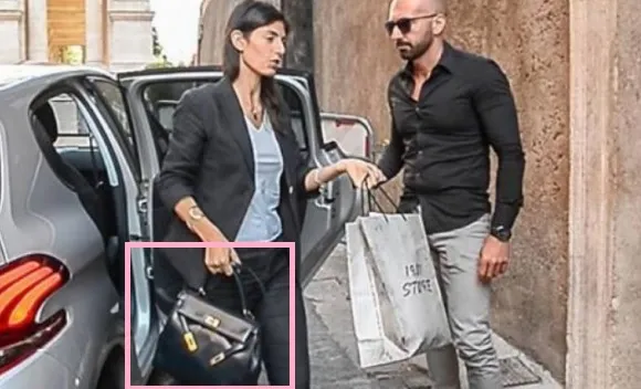 Roma, Virginia Raggi con borsa da oltre mille euro: bufera sui social