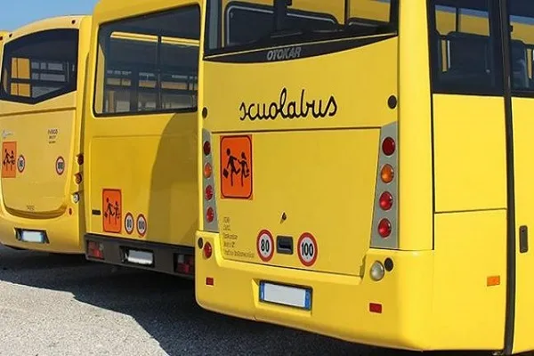 Bimbo trovato morto sullo scuolabus, si era addormentato