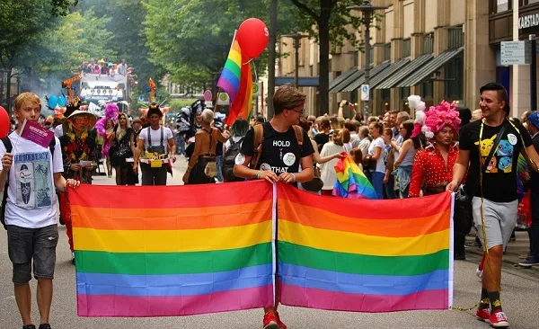 Casera: i gay cacciati di casa saranno accolti in un centro accoglienza